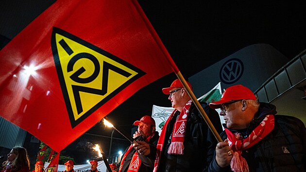 29. ��jna 2024, Osnabr�ck: Zam�stnanci Volkswagenu stoj� s pochodn�mi p�i varovn� st�vce p�ed z�vodem VW v Osnabr�cku. N�meck� svaz kovod�ln�k� IG Metall vyz�v� sv� �leny v kovopr�myslu a elektrotechnick�m pr�myslu, aby se od �ter� ��astnili celost�tn�ch varovn�ch st�vek.