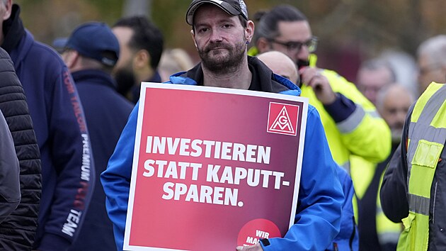 29. ��jna 2024, Kol�n nad R�nem: D�ln�k automobilky Ford s ceduli s n�pisem �investice m�sto spo�en�. N�meck� svaz kovod�ln�k� IG Metall vyz�v� sv� �leny v kovopr�myslu a elektrotechnick�m pr�myslu, aby se od �ter� ��astnili celost�tn�ch varovn�ch st�vek.