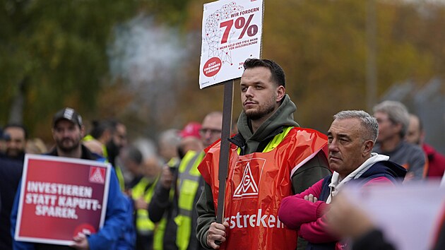 29. ��jna 2024, Kol�n nad R�nem: D�ln�ci automobilky Ford na demonstraci. N�meck� svaz kovod�ln�k� IG Metall vyz�v� sv� �leny v kovopr�myslu a elektrotechnick�m pr�myslu, aby se ��astnili celost�tn�ch varovn�ch st�vek.