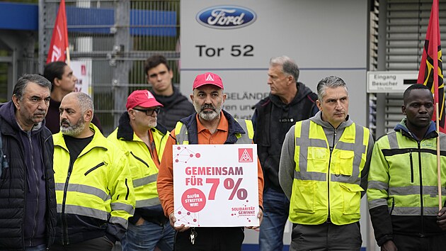 29. ��jna 2024, Kol�n nad R�nem: D�ln�ci automobilky Ford na demonstraci. Zam�stnanci po�aduj� zv��en� mezd o 7 procent. N�meck� svaz kovod�ln�k� IG Metall vyz�v� sv� �leny v kovopr�myslu a elektrotechnick�m pr�myslu, aby se ��astnili celost�tn�ch varovn�ch st�vek.