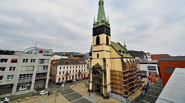 Fasdu kostela Nanebevzet Panny Marie v st nad Labem, kter nejen obyvatel krajskho msta znaj tak jako ikm kostel, ek obnova. (18. jna 2024)