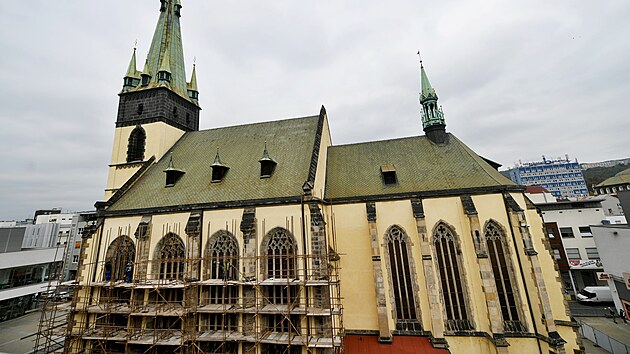 Fasdu kostela Nanebevzet Panny Marie v st nad Labem, kter nejen obyvatel krajskho msta znaj tak jako ikm kostel, ek obnova. (18. jna 2024)