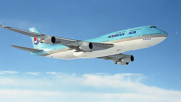 Krasavec, �e? Leteck� bonmot prav�, �e dopravn� piloti se d�l� pouze na dv� kategorie: ty, kte�� by s�B-747 cht�li l�tat, ale nep�iznaj� to, a ty, kter�m se tento sen splnil.