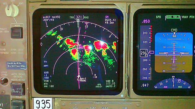 Detail p��strojov� desky B-747. Kn�ka kapit�na P�skat�ho obsahuje i origin�ln� rozkl�dac� obr�zek p��stroj� v�kokpitu.