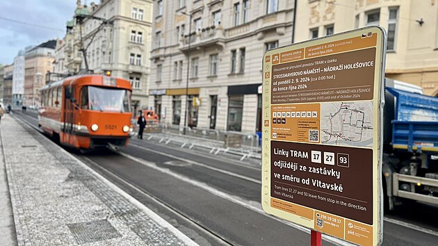Opravenou trat zkuebn projel testovac vz, provoz tramvaj se do Dukelskch hrdin vrt v sobotu 26. jna. Nevrt se u ale auta, pro kter zane platit zkaz vjezdu na Strossmayerovo nmst. (23. jna 2024)