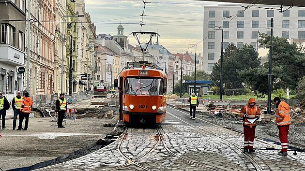 Opravenou trat zkuebn projel testovac vz, provoz tramvaj se do Dukelskch hrdin vrt v sobotu 26. jna. Nevrt se u ale auta, pro kter zane platit zkaz vjezdu na Strossmayerovo nmst. (23. jna 2024)
