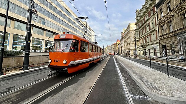 Opravenou trat zkuebn projel testovac vz, provoz tramvaj se do Dukelskch hrdin vrt v sobotu 26. jna. Nevrt se u ale auta, pro kter zane platit zkaz vjezdu na Strossmayerovo nmst. (23. jna 2024)
