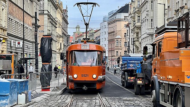 Opravenou trat zkuebn projel testovac vz, provoz tramvaj se do Dukelskch hrdin vrt v sobotu 26. jna. Nevrt se u ale auta, pro kter zane platit zkaz vjezdu na Strossmayerovo nmst. (23. jna 2024)
