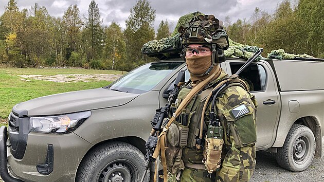 Vojk 91. skupiny informanho boje, takzvan psyoper s vozidlem Hilux a instalovanm zvukovm systm LRAD.