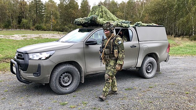 Vozidlo Hilux esk armdy s instalovanm zvukovm systmem LRAD pro informan a psychologick operace.