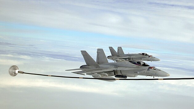 Finsk� F-18C Hornet se p�ipravuj� na tankov�n� z letounu KC-135R Stratotanker. Na sn�mku je patrn� prov�en� hadice.