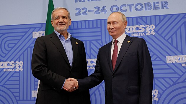 Rusk� prezident Vladimir Putin se se�el se sv�m �r�nsk�m prot�j�kem Mas�dem Peze�kj�nem na summitu rozv�jej�c�ch se ekonomik BRICS v Kazani. (23. ��jna 2024)