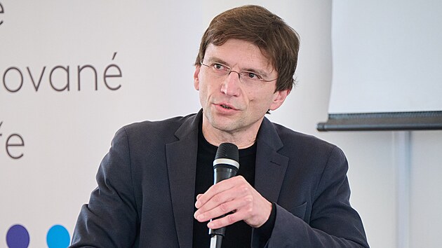 Vědci z brněnské Masarykovy univerzity dokončili po čtyřech letech unikátní webovou aplikaci Zlínský film o historii filmových ateliérů. Shromáždili 13 tisíc dat a vytvořili z nich lidské příběhy i podrobný, ucelený a strukturovaný přehled včetně vzájemných vazeb. Tým vědců zároveň vydal publikaci nazvanou Lidé-práce-animace s podtitulem Svět animovaného filmu na Kudlově. Na snímku hlavní autor webu a publikace, vedoucí Ústavu filmu a audiovizuální kultury Filozofické fakulty Masarykovy univerzity v Brně Pavel Skopal. (říjen 2024)