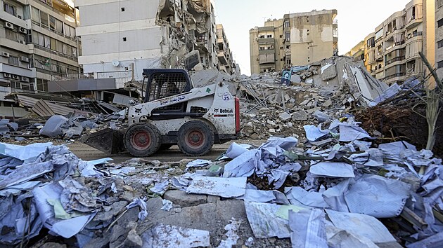 Rozmetan� dokumenty ze za��zen� finan�n�ho �stavu Kard Hasan napojen�ho na libanonsk� militantn� hnut� Hizball�h po �derech Izraele v Bejr�tu (20. ��jna 2024)