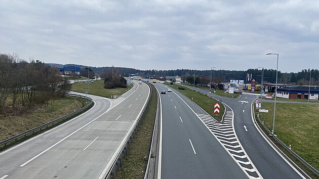 Dlnin pechod Rozvadov na hranici s Nmeckem  na dlnici D5. Parkovit na vjezdu z esk republiky i na pjezdu z Nmecka ekaj velk pestavby. (7. bezna 2024)