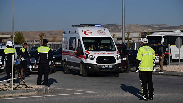 Ture�t� policist�, z�chran��i a hasi�i dorazili na m�sto �toku na leteckou spole�nost TUSA� na okraji Ankary. (23. ��jna 2024)