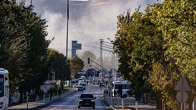 Ture�t� policist�, z�chran��i a hasi�i dorazili na m�sto �toku na leteckou spole�nost TUSA� na okraji Ankary. (23. ��jna 2024)