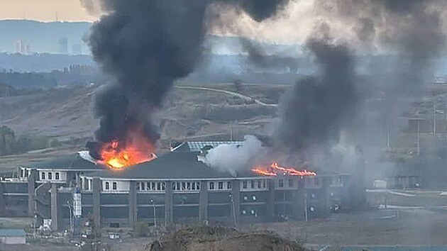 Dron zpsobil por budovy vojensk univerzity v eenskm mst Gudermes, kter nese jmno ruskho dikttora Vladimira Putina. (29. jna 2024)