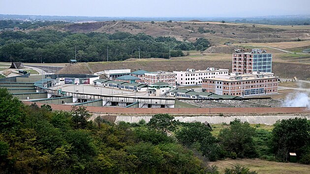 Vojensk univerzita v eenskm mst Gudermes, v n tok dronu zpsobil por, na archivnm snmku. (nedatovno)