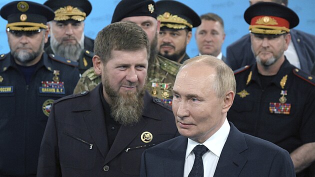 Rusk dikttor Vladimir Putin a vldce autonomnho eenska Ramzan Kadyrov na nvtv vojensk univerzity v eenskm mst Gudermes, v n tok dronu zpsobil por. (20. srpna 2024)