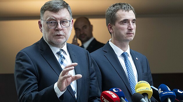 Ministr financ� Zbyn�k Stanjura z ODS a ministr pr�myslu a obchodu Luk� Vl�ek p�edstavili n�vrhy, kter� maj� da�ov�m poplatn�k�m u�et�it miliardy, kter� sm��uj� na dotace na fotovoltaick� elektr�rny s v�konem vy���m ne� 30 kW.