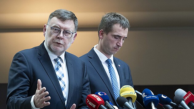 Ministr financ� Zbyn�k Stanjura z ODS a ministr pr�myslu a obchodu Luk� Vl�ek p�edstavili n�vrhy, kter� maj� da�ov�m poplatn�k�m u�et�it miliardy, kter� sm��uj� na dotace na fotovoltaick� elektr�rny s v�konem vy���m ne� 30 kW.