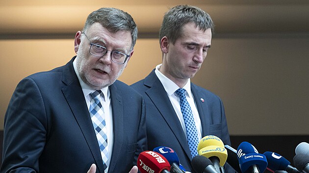 Ministr financ� Zbyn�k Stanjura z ODS a ministr pr�myslu a obchodu Luk� Vl�ek p�edstavili n�vrhy, kter� maj� da�ov�m poplatn�k�m u�et�it miliardy, kter� sm��uj� na dotace na fotovoltaick� elektr�rny s v�konem vy���m ne� 30 kW.