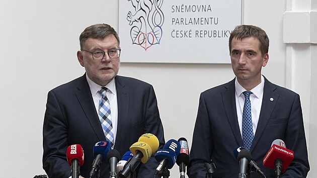 Ministr financ� Zbyn�k Stanjura z ODS a ministr pr�myslu a obchodu Luk� Vl�ek p�edstavili n�vrhy, kter� maj� da�ov�m poplatn�k�m u�et�it miliardy, kter� sm��uj� na dotace na fotovoltaick� elektr�rny s v�konem vy���m ne� 30 kW.