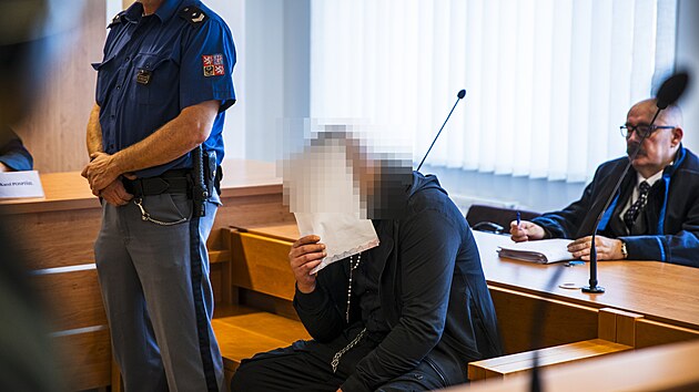 Okresn soud ve Vykov poslal ptadvacetiletho mue na sedm let a dva msce do vzen za to, e ve vysok rychlosti a pod vlivem alkoholu zavinil nehodu, pi n zemely jeho dv nepipoutan dti. (29. jna 2024)