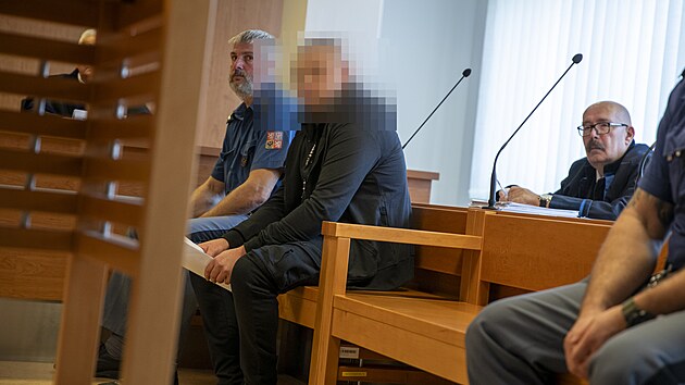 Okresn soud ve Vykov poslal ptadvacetiletho mue na sedm let a dva msce do vzen za to, e ve vysok rychlosti a pod vlivem alkoholu zavinil nehodu, pi n zemely jeho dv nepipoutan dti. (29. jna 2024)