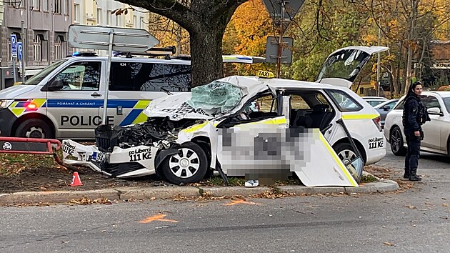 Nehoda vojensk� tatry a vozidla taxislu�by na libereck�m Tr�n�m n�m�st� (23. ��jna 2024)