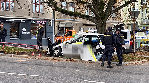 Nehoda vojensk� tatry a vozidla taxislu�by na libereck�m Tr�n�m n�m�st� (23. ��jna 2024)