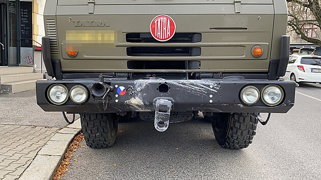 Nehoda vojensk� tatry a vozidla taxislu�by na libereck�m Tr�n�m n�m�st� (23. ��jna 2024)