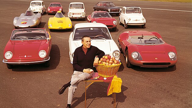 Karl Abarth v roce 1965 se sv�mi vozy.