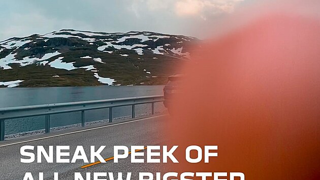  nebo prst zanechan jakoby omylem na objektivu fotoapartu.