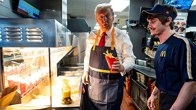 Donald Trump b�hem sv� prezidentsk� kampan� sma�� hranolky ve fast foodu (21. ��jna 2024)