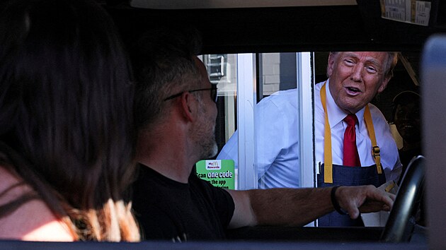 Donald Trump b�hem sv� prezidentsk� kampan� sma�il hranolky ve fast foodu (21. ��jna 2024)