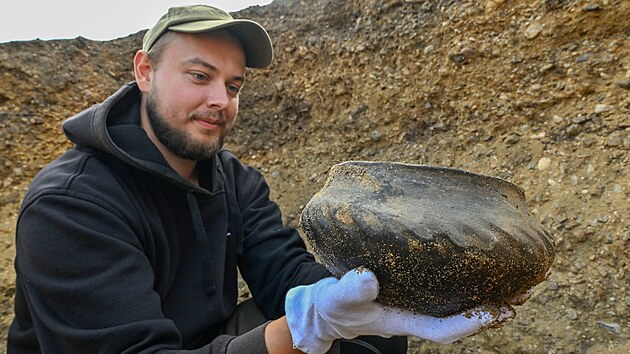 Stovku hrob kmene Langobard ze estho stolet naeho letopotu zkoum na rozshlm pohebiti vzkumn tm Archeologickho stavu AV R Brno.