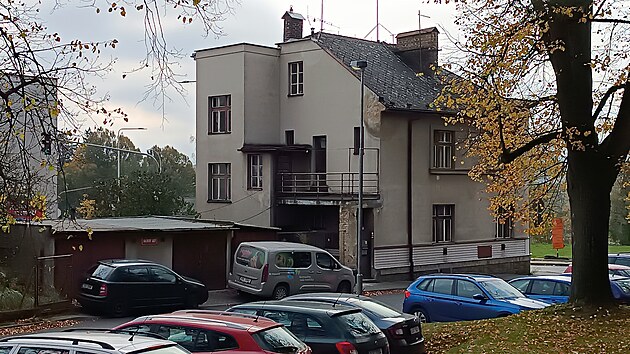 Pokud by vilku msto nezskalo, pi rozen kiovatky Masarykovy a Ledesk ulice by muselo vce zashnout do pilehlch Hakovch sad.