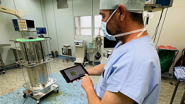 Mobiln pstroj SteriPro umouje bezkontaktn dezinfekci pomoc ultrafialovho UV-C zen. Ovld se pomoc aplikace v tabletu.