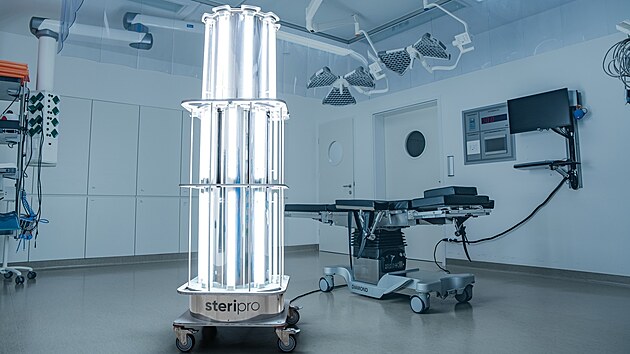 Mobiln pstroj SteriPro umouje bezkontaktn dezinfekci pomoc ultrafialovho UV-C zen.