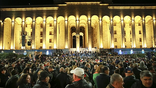 Tis�ce lid� protestuj� p�ed budovou gruz�nsk�ho parlamentu kv�li v�sledk�m ned�vn�ch parlamentn�ch voleb, v nich� zv�t�zila vl�dnouc� strana Gruz�nsk� sen. (28. ��jna 2024)