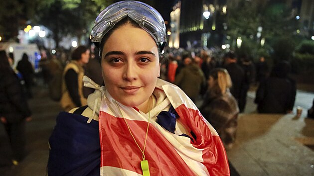 Tis�ce lid� protestuj� p�ed budovou gruz�nsk�ho parlamentu kv�li v�sledk�m ned�vn�ch parlamentn�ch voleb, v nich� zv�t�zila vl�dnouc� strana Gruz�nsk� sen. (28. ��jna 2024)