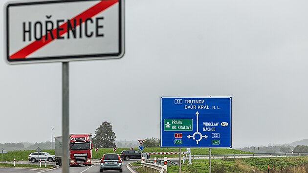 Doprava na novm obchvatu Jarome u sjezdu z dlnice D11 (4.10.2024).