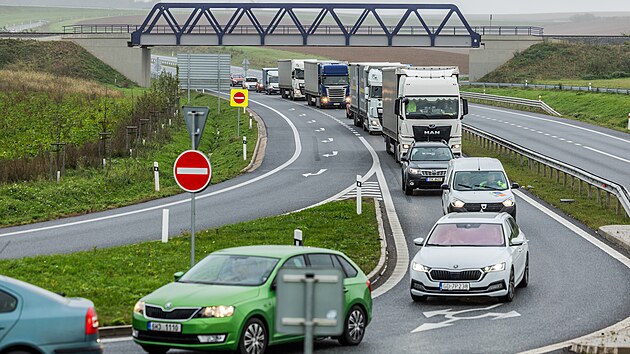 Doprava na novm obchvatu Jarome u sjezdu z dlnice D11 (4. jna 2024)