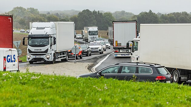 Doprava na novm obchvatu Jarome u sjezdu z dlnice D11 (4. jna 2024)