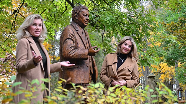 Slavnostn odhalen sochy Miroslava Hornka na vrchu Krakono v Marinskch Lznch. Na snmku zleva: zpvaka Leona Machlkov, hereka Sabina Laurinov.