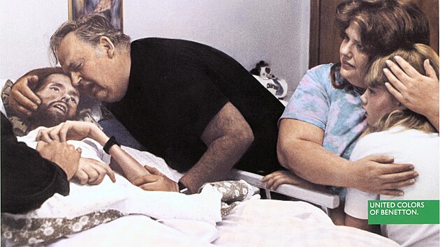 Fotografie um�raj�c�ho Davida Kirbyho jako reklama na Benetton