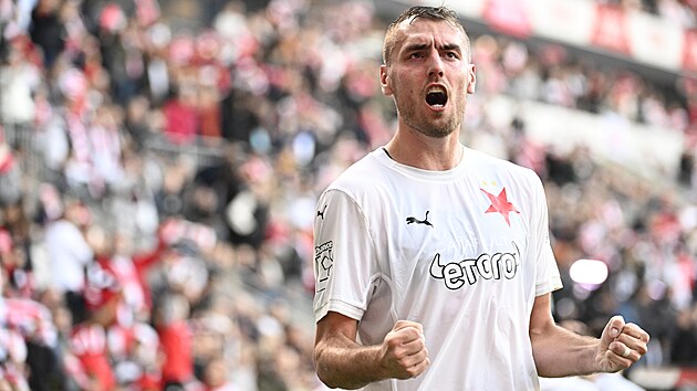 �to�n�k Slavie Tom� Chor� se raduje z prom�n�n� penalty v utk�n� s Duklou.