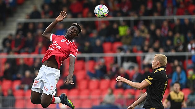 �to�n�k Pardubic Marzuq Yahaya hlavi�kuje m�� sm�rem na br�nu Ban�ku Ostrava.